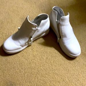 Excellent condition, worn once, just not for me .